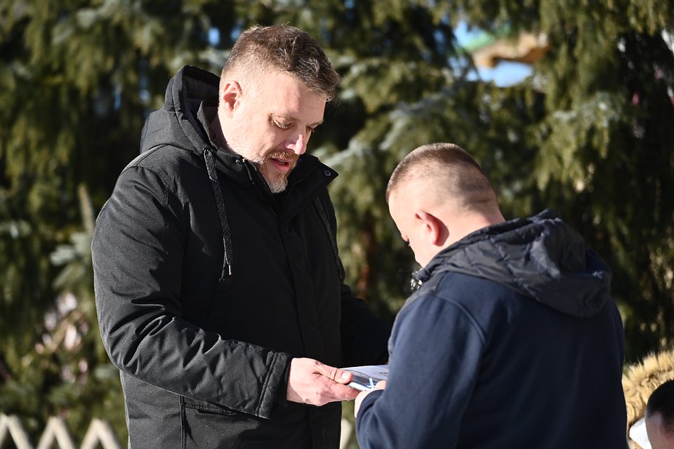 Adrian Zandberg podczas rozmów z wyborcami w Zakopanem. Fot. Dawid Majewski z Razem