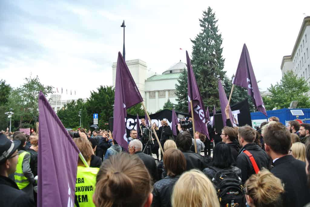 Stanowisko ws. próby ograniczania wolności zgromadzeń przez grupę posłów i posłanek PiS. - zdjęcie