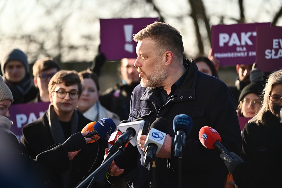 Adrian Zandberg w Krakowie podczas ogłoszenia startu senackiego Ewy Sładek, fot. Dawid Majewski z Razem