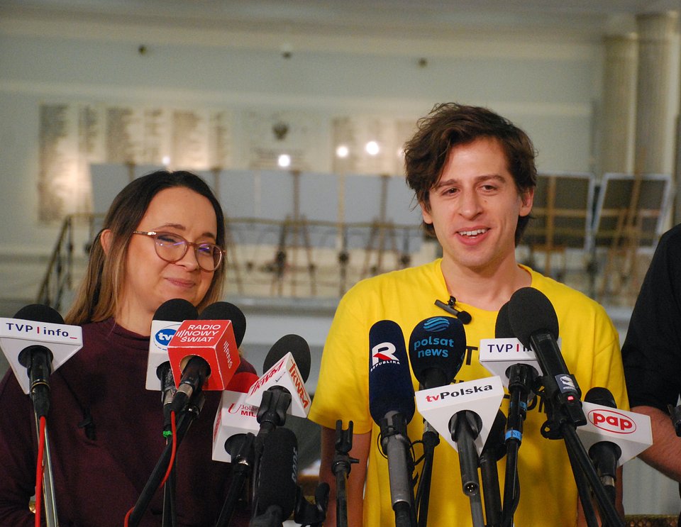 Od lewej: Marcelina Zawisza i Mateusz Jarczyński podczas konferencji w Sejmie