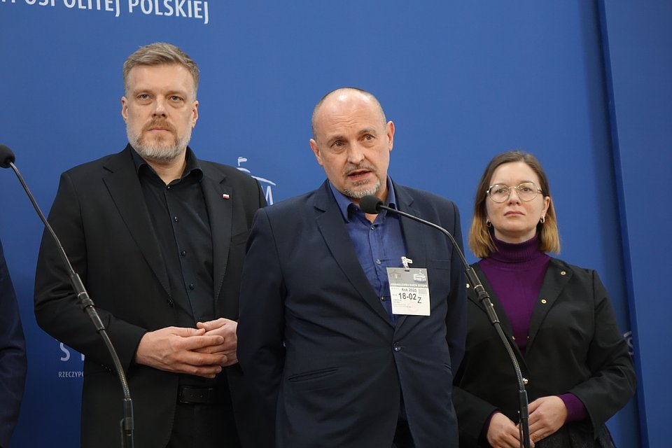 Od lewej: Adrian Zandberg, Jarosław Niemiec, oraz Paulina Matysiak podczas konferencji w Sejmie fot. Mateusz Merta z Razem