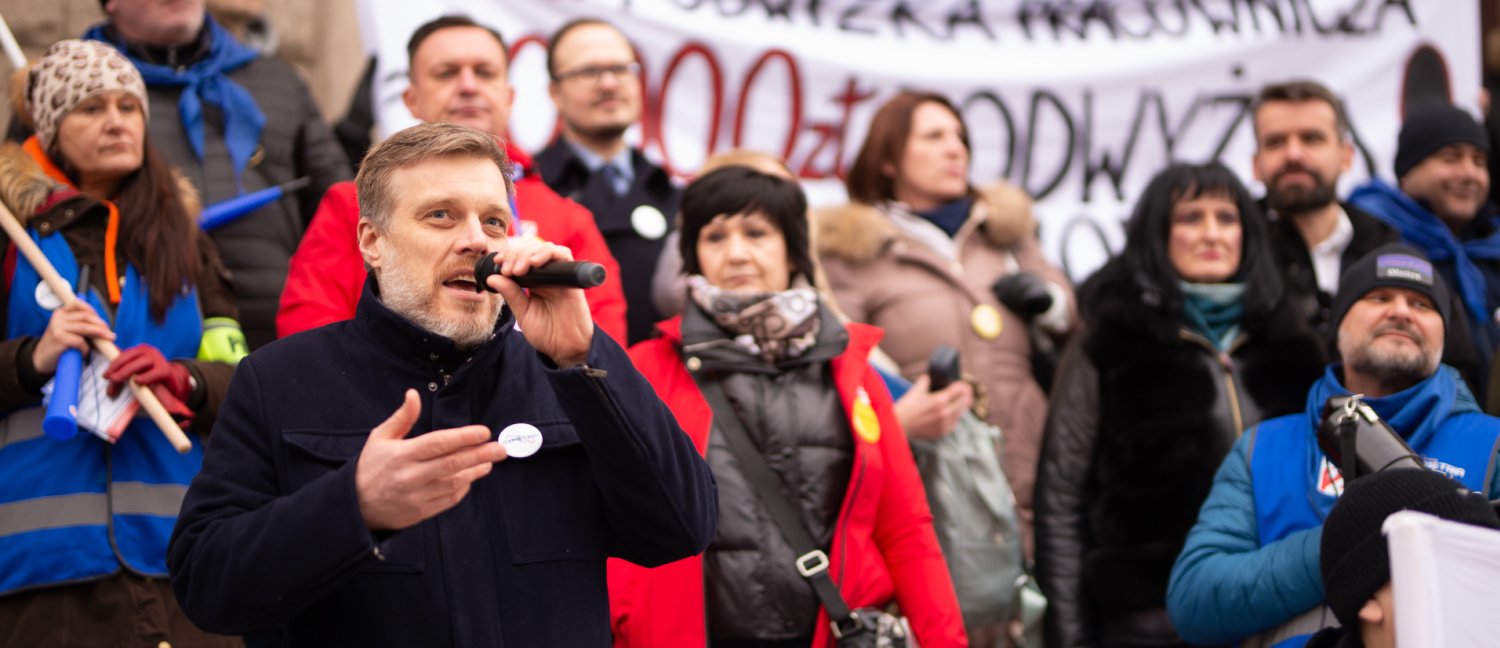Zandberg na demonstracji w Olsztynie: Czas na podwyżki inflacyjne! - zdjęcie