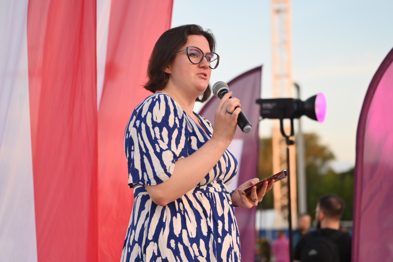 Współprzewodnicząca gdyńskiego koła Razem Monika Urbaniak podczas wiecu w Gdyni fot. Sara Jawad