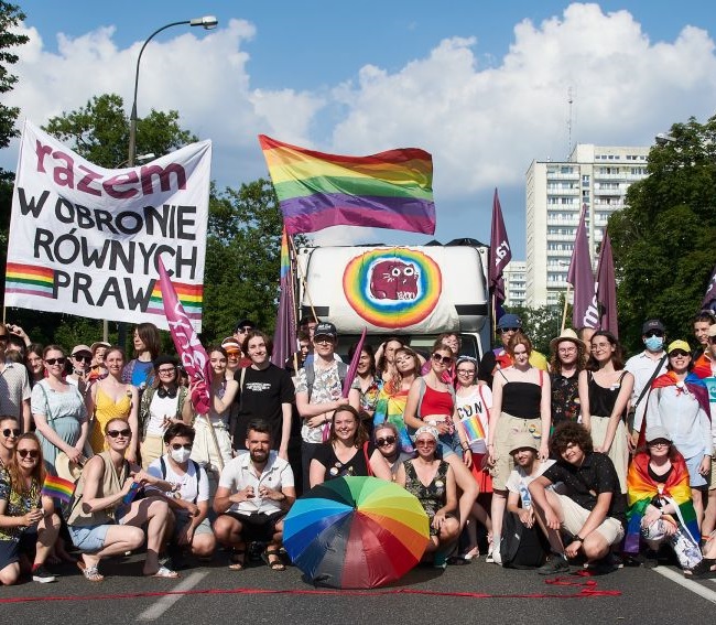 Obrazek przedstawia posłanki i działaczki Razem podczas demonstracji