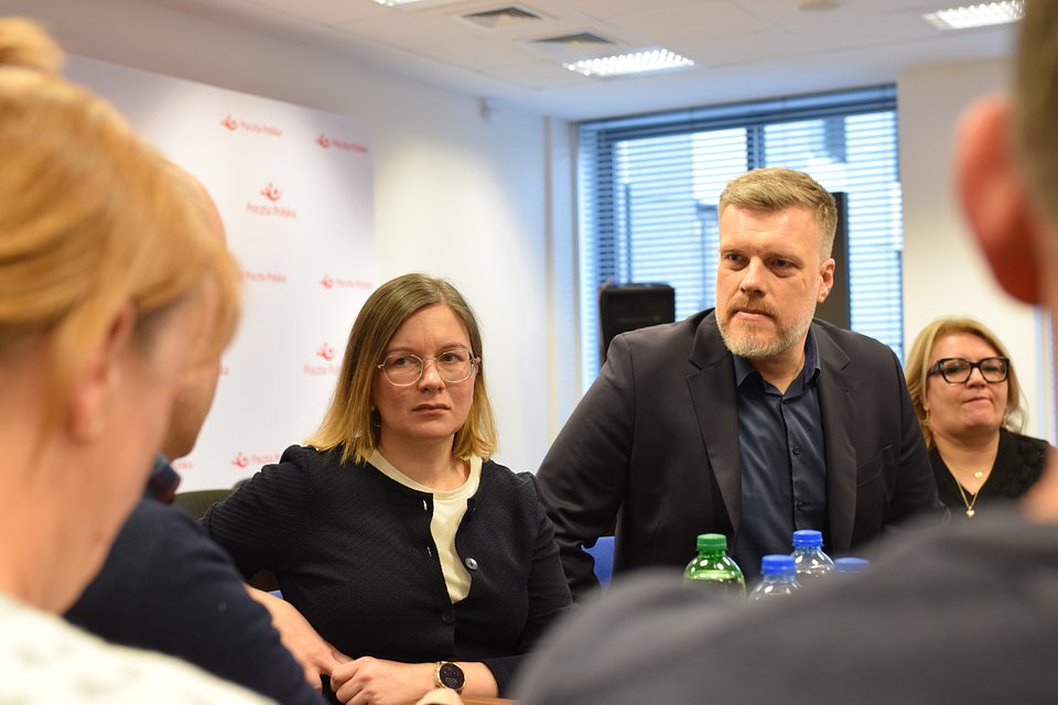 Paulina Matysiak i Adrian Zandberg podczas rozmów z pracownikami Poczty Polskiej. Fot. Jakub Niewiadomski z Razem
