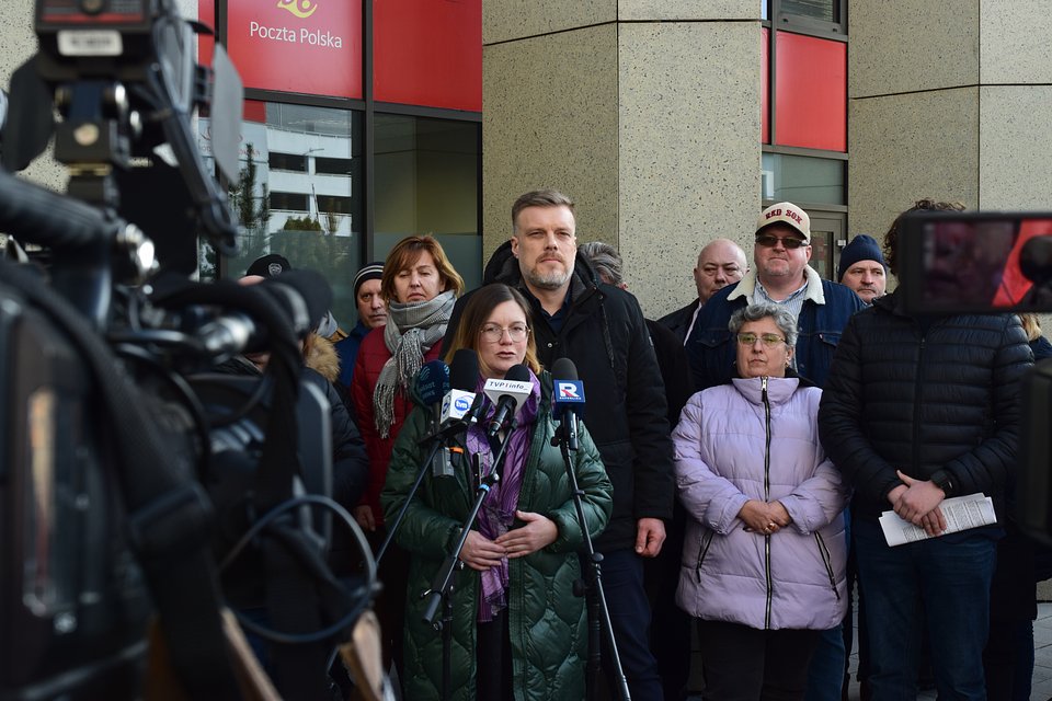 Paulina Matysiak i Adrian Zandberg podczas konferencji pod siedzibą Poczty Polskiej. Fot. Jakub Niewiadomski z Razem