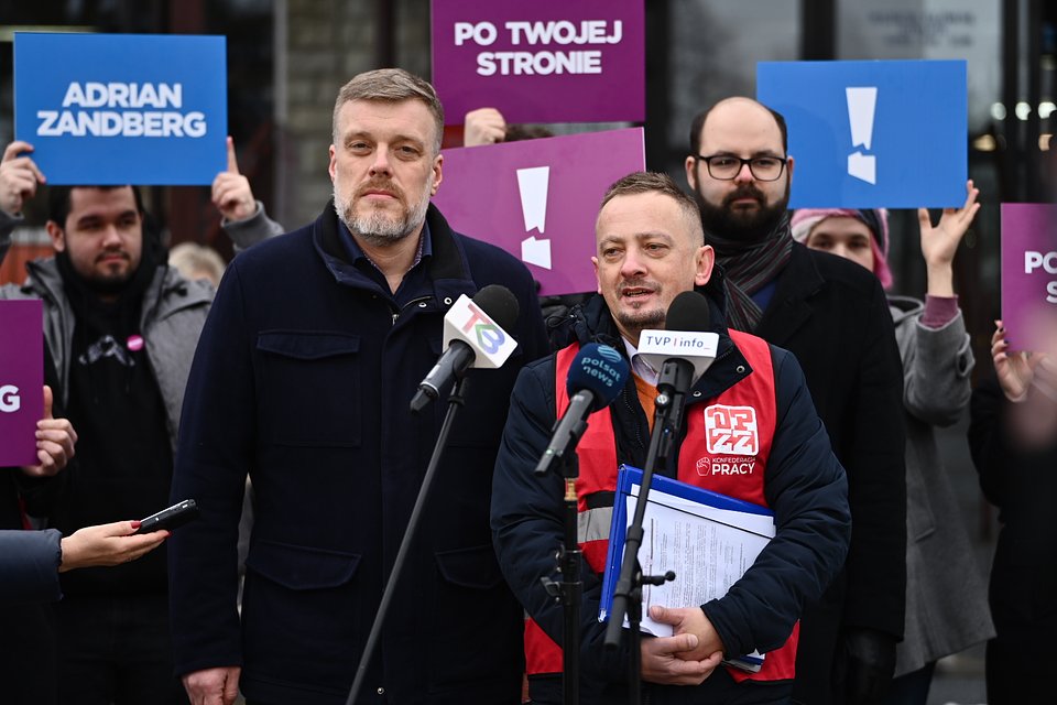 Adrian Zandberg i Wojciech Jendrusiak podczas konferencji pod bełchatowskim szpitalem. Fot. Dawid Majewski z Razem