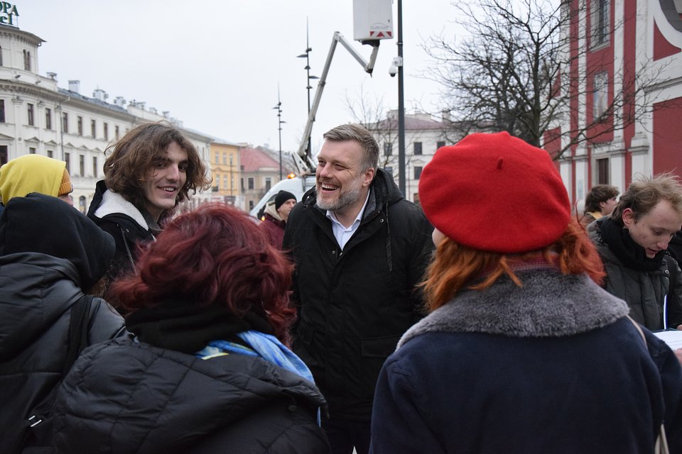 Adrian Zandberg podczas zbiórki podpisów w Lublinie. Fot. Mateusz Merta z Razem