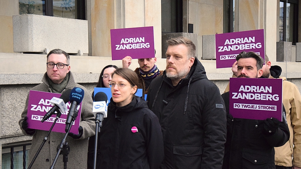 Zofia Piotrowska i Adrian Zandberg podczas konferencji pod siedzibą MRiT Fot. Adam Kościelak z Razem