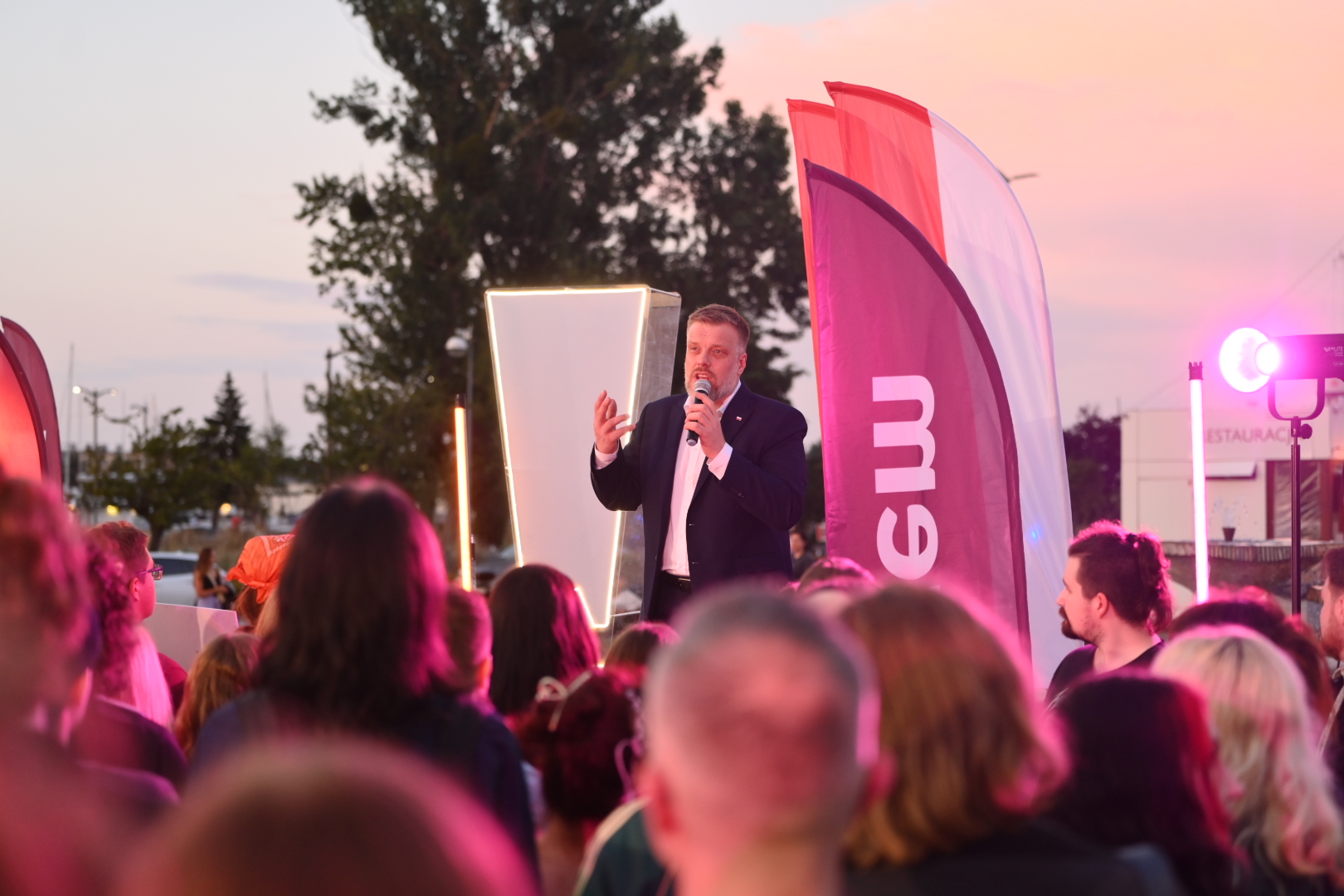 Adrian Zandberg podczas wiecu w Gdyni fot. Sara Jawad