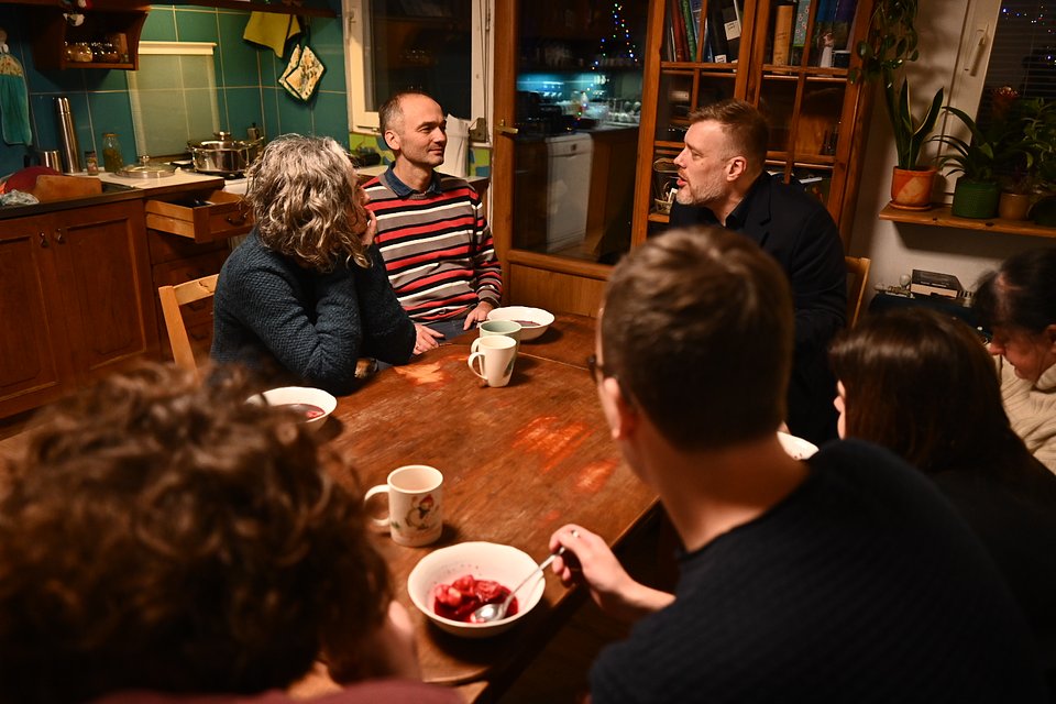 Adrian Zandberg gości w domu mieszkańców Osiedla Maltańskiego w Poznaniu. Fot. Dawid Majewski z Razem