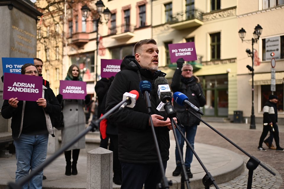 Adrian Zandberg podczas konferencji prasowej w Toruniu. Fot. Dawid Majewski z Razem